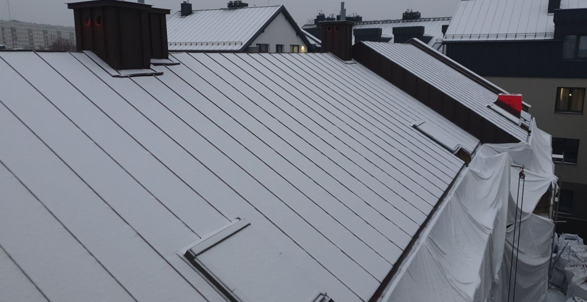 Kończymy pokrycia dachów głównych i docieplamy elewacje.