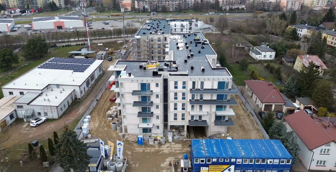 Kończymy pokrycie dachów głównych! Kontynuujemy prace wykończeniowe zewnętrzne i wewnętrzne.