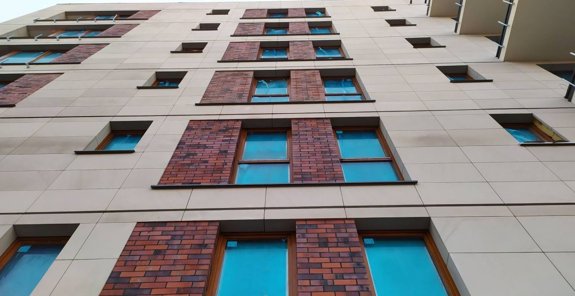 Zakończono elewację z klinkieru.