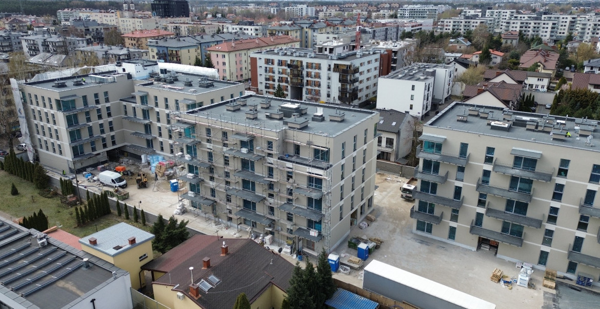 Osłaniamy kolejne elewacje budynków.