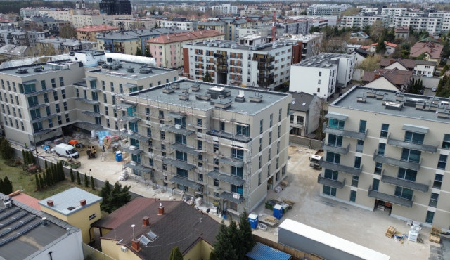 Osłaniamy kolejne elewacje budynków.