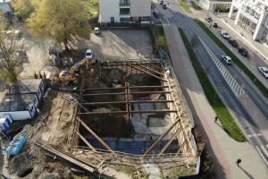 Na budowie kontynuowane są prace ziemne z obudową ścian wykopów w technologii ściany berlińskiej