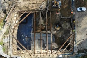 Na budowie kontynuowane są prace ziemne z obudową ścian wykopów w technologii ściany berlińskiej