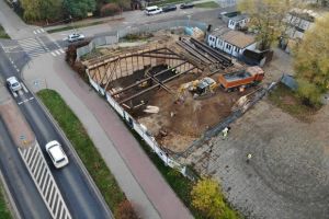 Na budowie kontynuowane są prace ziemne z obudową ścian wykopów w technologii ściany berlińskiej