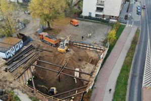 Na budowie kontynuowane są prace ziemne z obudową ścian wykopów w technologii ściany berlińskiej
