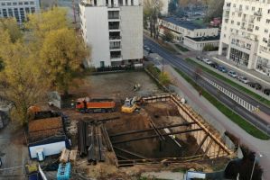 Na budowie kontynuowane są prace ziemne z obudową ścian wykopów w technologii ściany berlińskiej