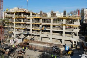 Zakończono strop żelbetowy nad kondygnacją +4