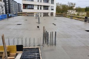 Zakończono strop żelbetowy nad kondygnacją +4