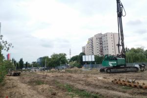 Trwa wykonywanie zabezpieczenia wykopu