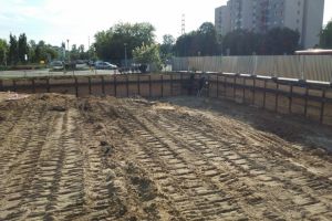 Trwa wykonywanie zabezpieczenia wykopu