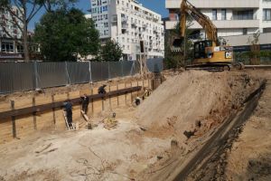 Trwa wykonywanie zabezpieczenia wykopu