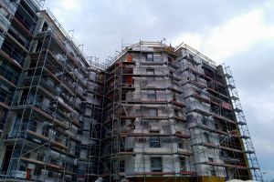 Wykonano znaczną część izolacji przeciwwodnych z papy na dachach głównych