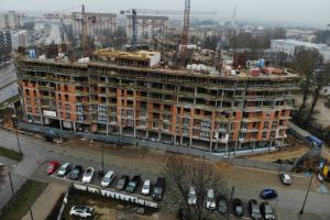 W listopadzie zakończono piony kondygnacji +7