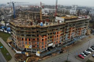 W listopadzie zakończono piony kondygnacji +7