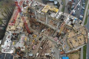 W listopadzie zakończono piony kondygnacji +7