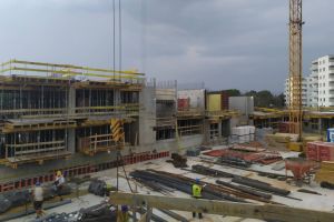 W sierpniu zakończono wykonywanie stropów kondygnacji 2 (piętro 1)