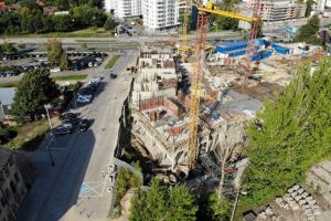 W sierpniu zakończono wykonywanie stropów kondygnacji 2 (piętro 1)