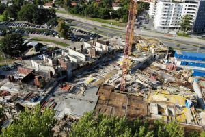 W sierpniu zakończono wykonywanie stropów kondygnacji 2 (piętro 1)