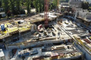 W sierpniu zakończono wykonywanie stropów kondygnacji 2 (piętro 1)