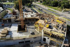 W sierpniu zakończono wykonywanie stropów kondygnacji 2 (piętro 1)