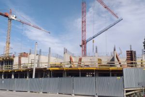 Prowadzone są prace przy wznoszeniu konstrukcji budynku
