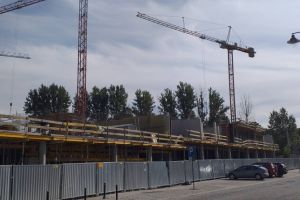 Prowadzone są prace przy wznoszeniu konstrukcji budynku