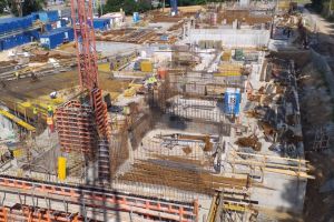 Prowadzone są prace przy wznoszeniu konstrukcji budynku