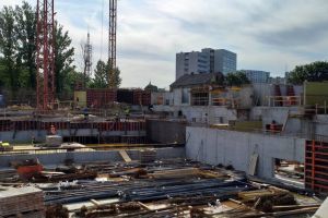 Prowadzone są prace przy wznoszeniu konstrukcji budynku