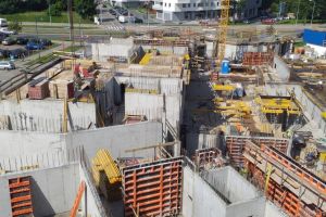 Prowadzone są prace przy wznoszeniu konstrukcji budynku