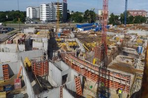 Prowadzone są prace przy wznoszeniu konstrukcji budynku