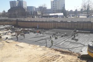 Na budowie ustawiono pierwszy żuraw