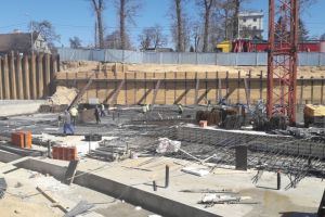 Na budowie ustawiono pierwszy żuraw