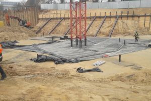 Rozpoczęto układanie zbrojenia pod płytę fundamentową