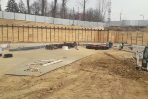 Rozpoczęto układanie zbrojenia pod płytę fundamentową